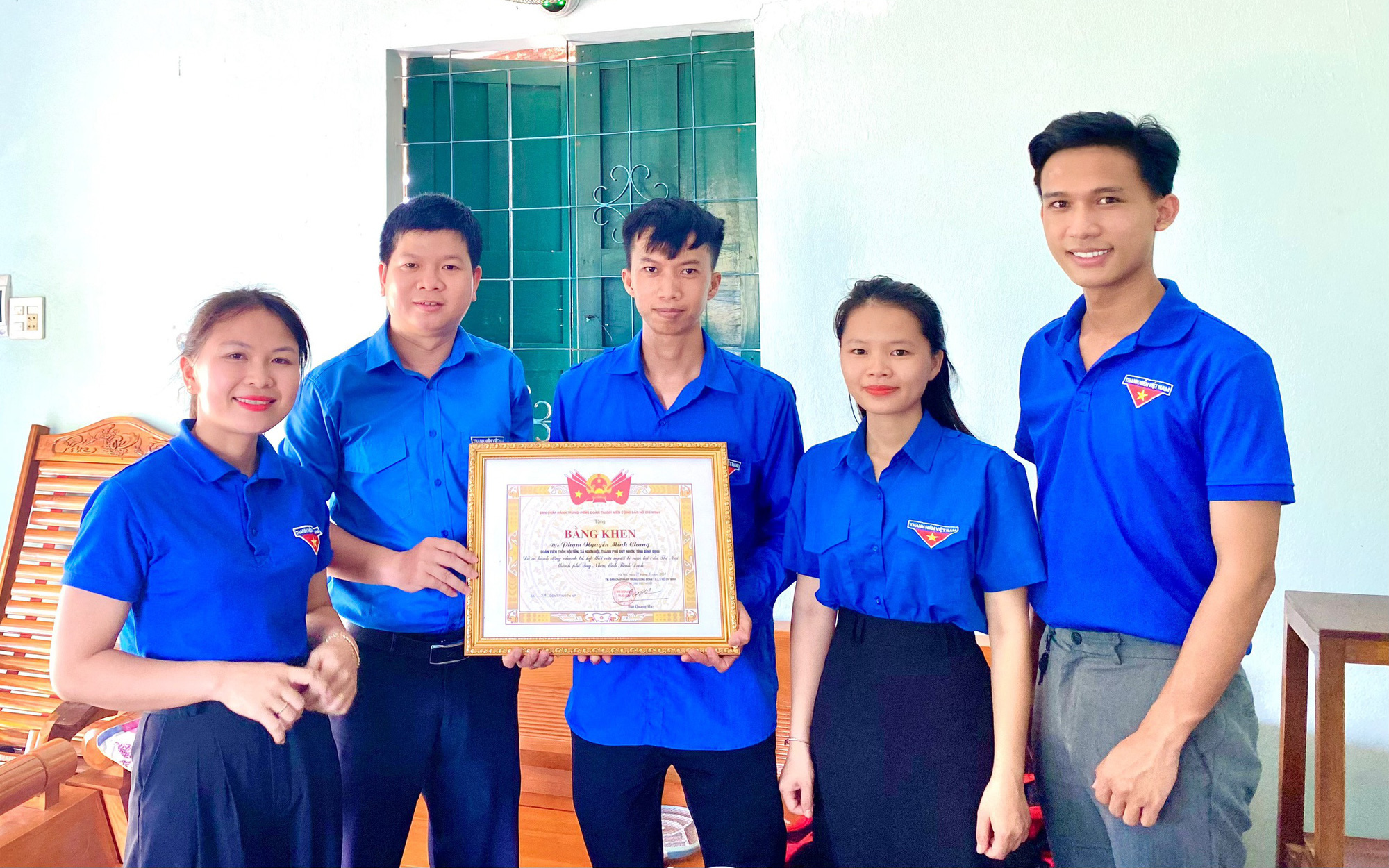 Mùa tình nguyện hè: Cùng chăm lo sức khỏe cộng đồng- Ảnh 3. Trung ương Đoàn khen thanh niên chèo xuồng ra giữa đầm Thị Nại cứu người nhảy cầu