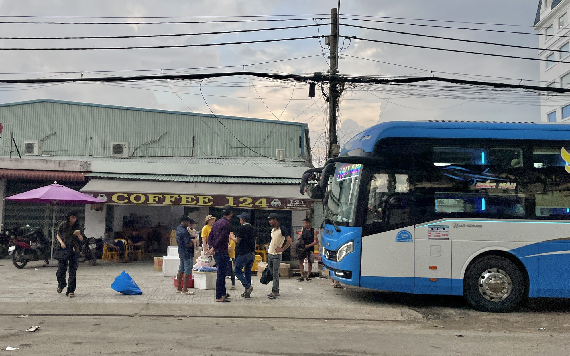 'Xe dù, bến cóc' hoạt động trên quốc lộ 1 tại TP.HCM, CSGT và công an địa phương sẽ xử lý dứt điểm - Ảnh 7.