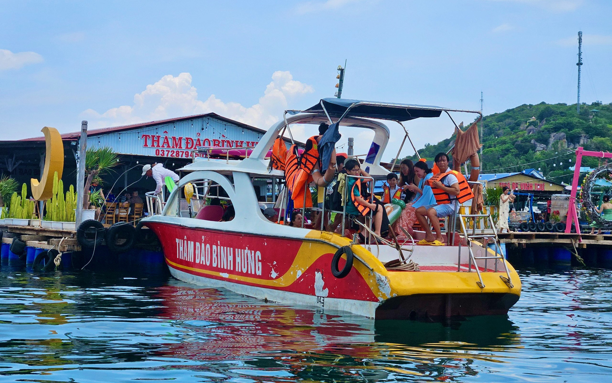 Không quảng bá, tổ chức tour đến đảo Bình Ba, Bình Hưng- Ảnh 2. Yêu cầu không kinh doanh du lịch tại đảo Bình Ba, Bình Hưng, sao vẫn náo nhiệt?