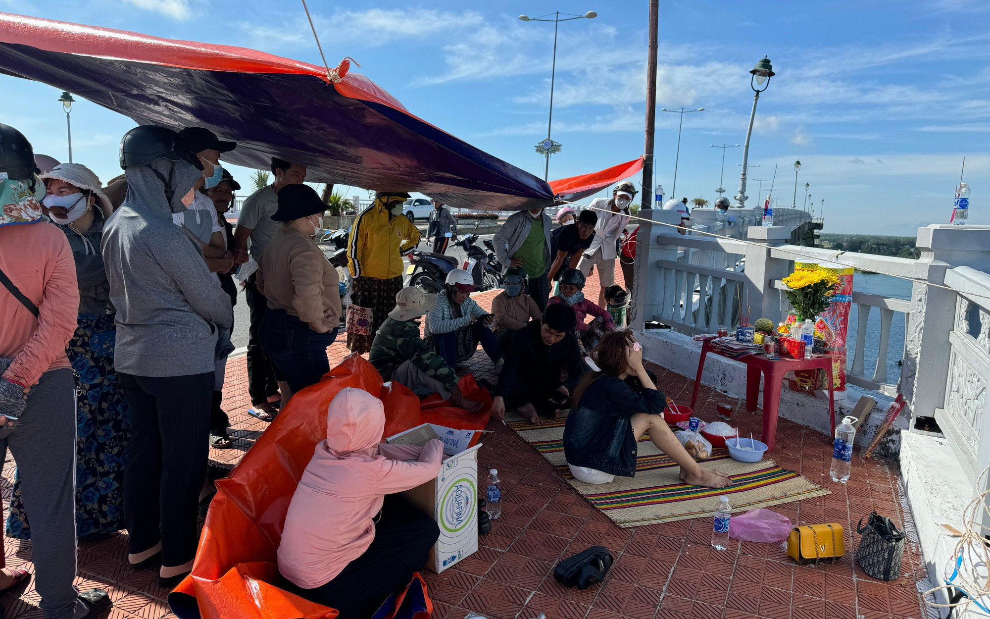 Tìm thấy thi thể bé gái 9 tháng tuổi trong vụ cha ôm con nhảy cầu tự tử ở Hội An- Ảnh 2. Tìm thấy thi thể người cha trong vụ cha ôm con nhảy cầu ở Hội An