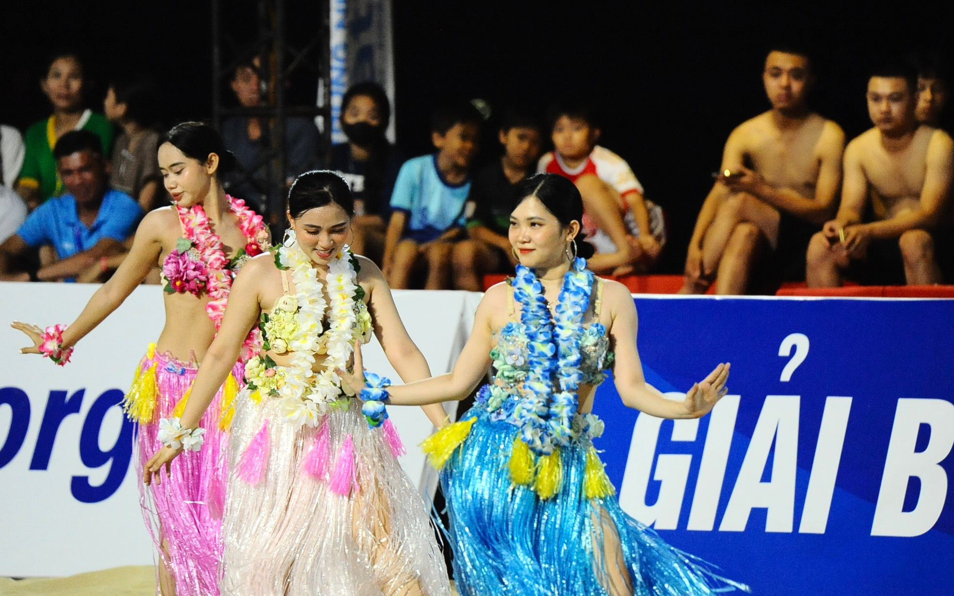 Quy Nhơn đăng cai 2 giải quần vợt bãi biển thế giới 2024- Ảnh 2. Người dân Quy Nhơn thích thú xem tranh tài vô địch bóng đá bãi biển quốc gia