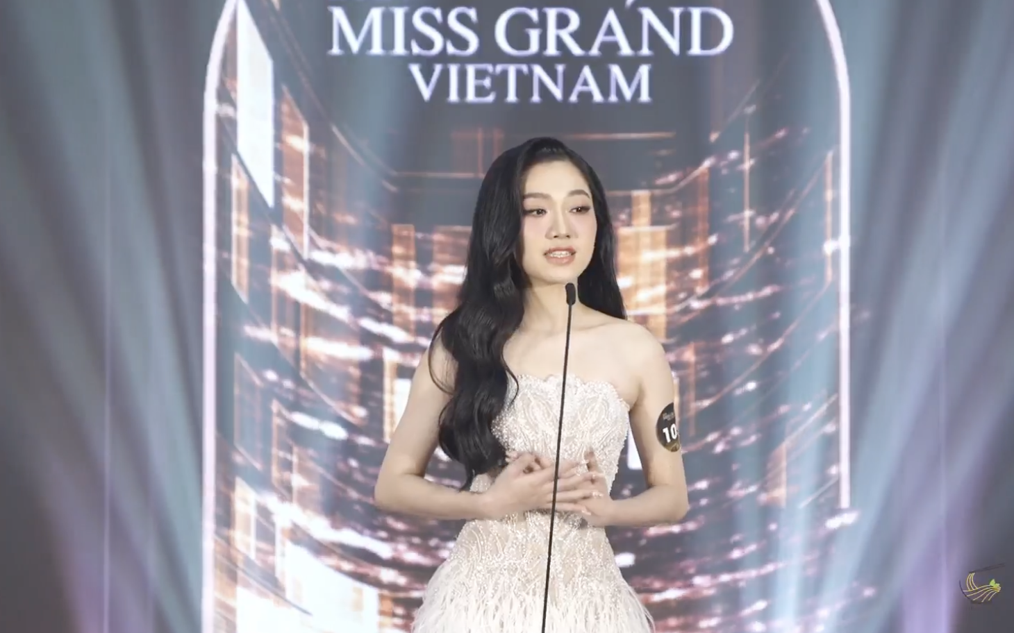 Màn nhảy sexy của nữ idol gốc Việt nhóm New Jeans gây tranh cãi- Ảnh 6. Sinh viên RMIT thi hoa hậu gây tranh cãi vì tiếng Anh