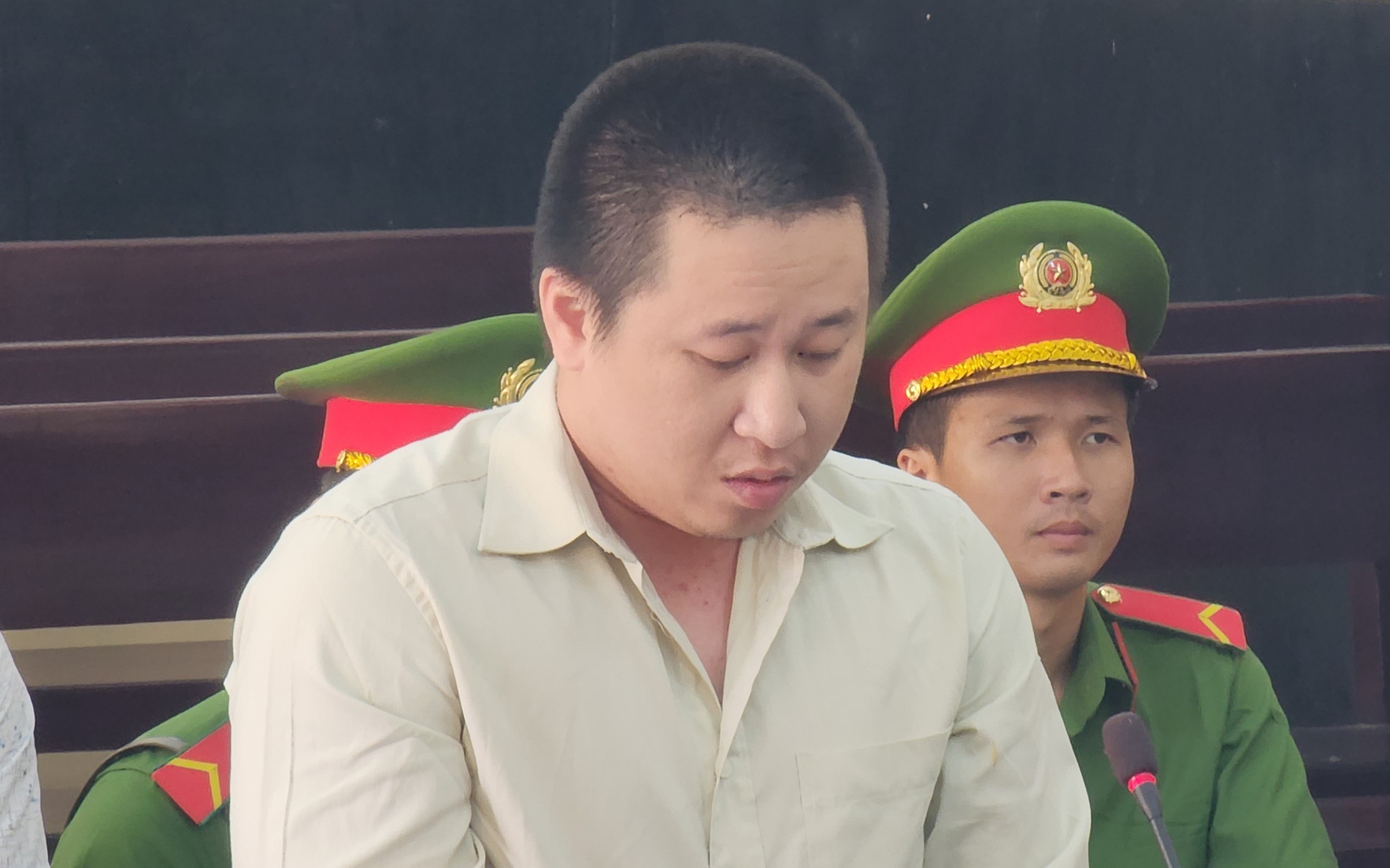Vụ xông vào quán cà phê ở quận Tân Phú đánh người, đập phá tài sản: Bắt 37 bị can- Ảnh 5. Đâm chết người vì mâu thuẫn trong lúc lái xe, lãnh 17 năm tù