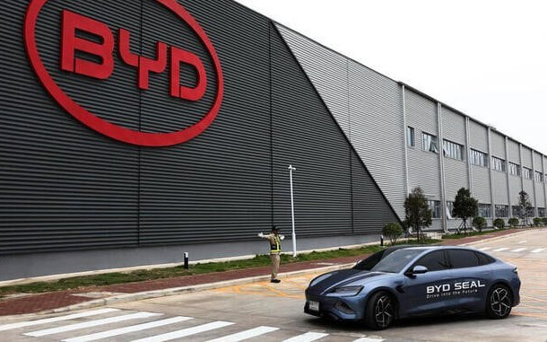 Doanh số Tesla lao dốc: Vì giá cả, đối thủ hay chính ông Musk? - Ảnh 2.