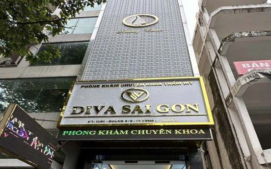 Liên tiếp ca tai biến thẩm mỹ, làm sao ngăn?- Ảnh 3. Khách hàng bị sốc phản vệ, phòng khám thẩm mỹ ở TP.HCM trốn trách nhiệm