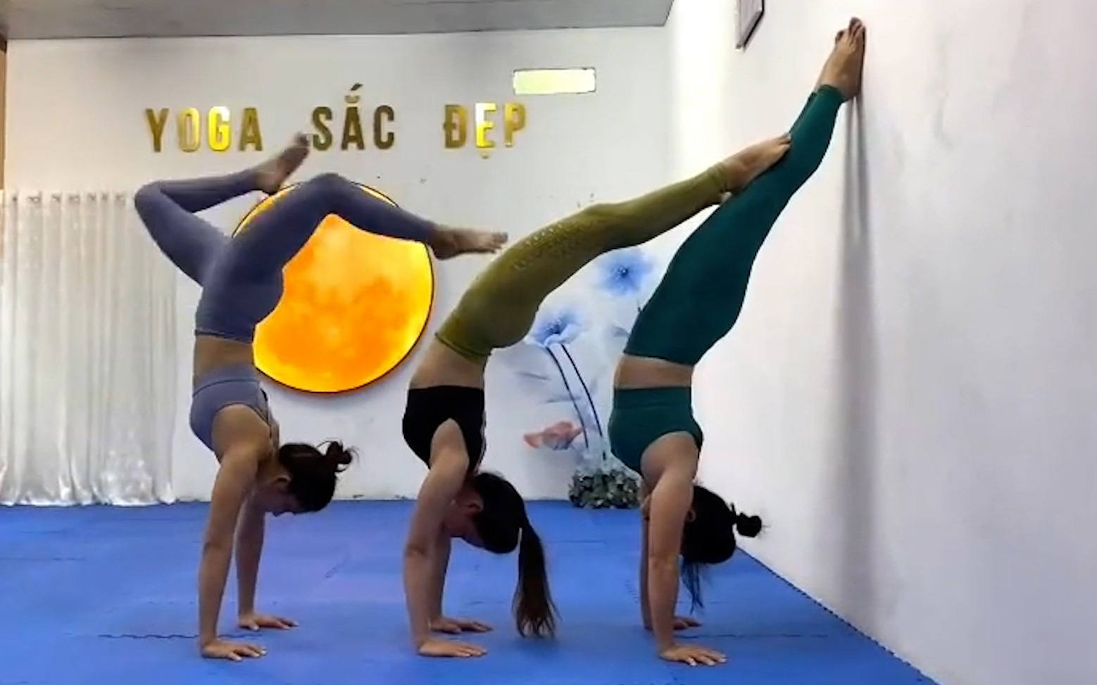 Lợi ích không ngờ của chuối luộc đối với sức khỏe- Ảnh 2. Cười sảng với màn trồng chuối lỗi của chị em khi tập yoga