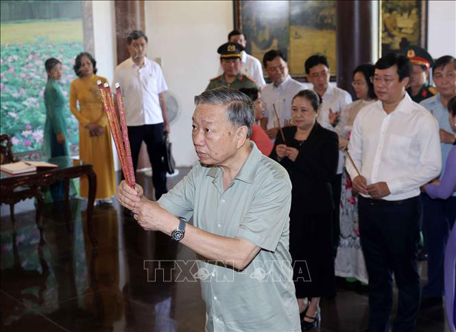 Chủ tịch nước Tô Lâm và đoàn công tác đã đến dâng hương tại Đền thờ Bác Hồ ở xã Long Đức, thành phố Trà Vinh, tỉnh Trà Vinh - Ảnh: TTXVN