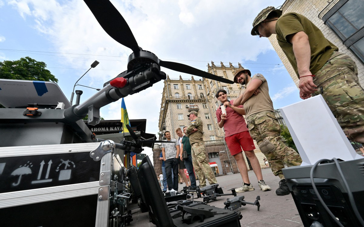 Drone Ukraine tấn công kho đạn dược của Nga- Ảnh 2. Tin tức thế giới 7-7: Ukraine công khai mô hình giả lừa tên lửa Nga bắn vào
