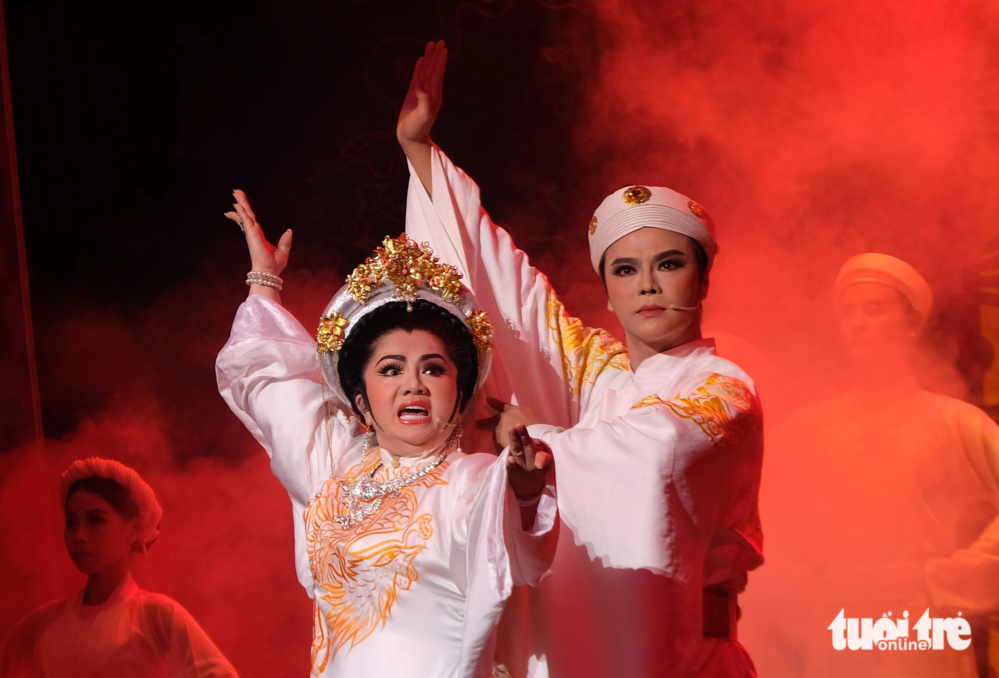 Nghệ sĩ Tú Sương (trái) và Võ Minh Lâm trong vở Đêm trước ngày hoàng đạo - Ảnh: LINH ĐOAN