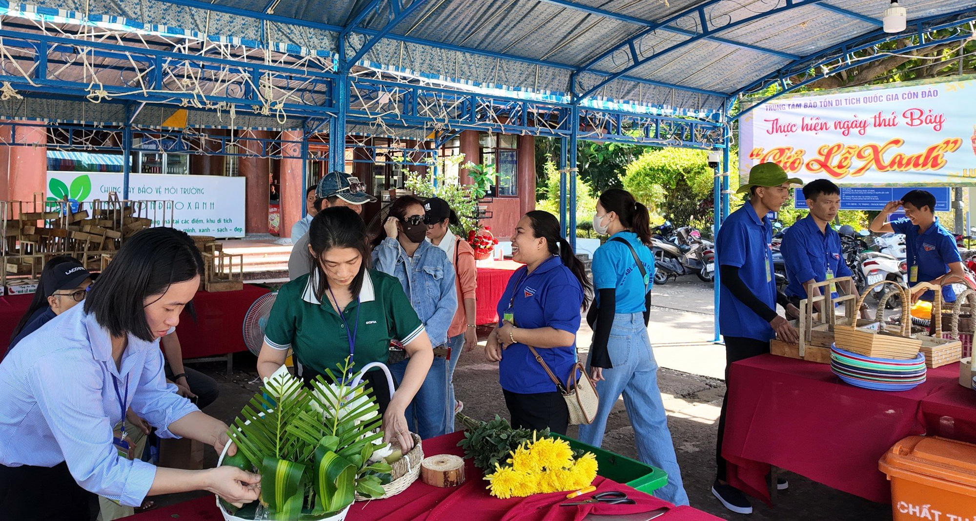 Tình nguyện viên sắp xếp, soạn lại giỏ lễ cúng cho du khách thành 