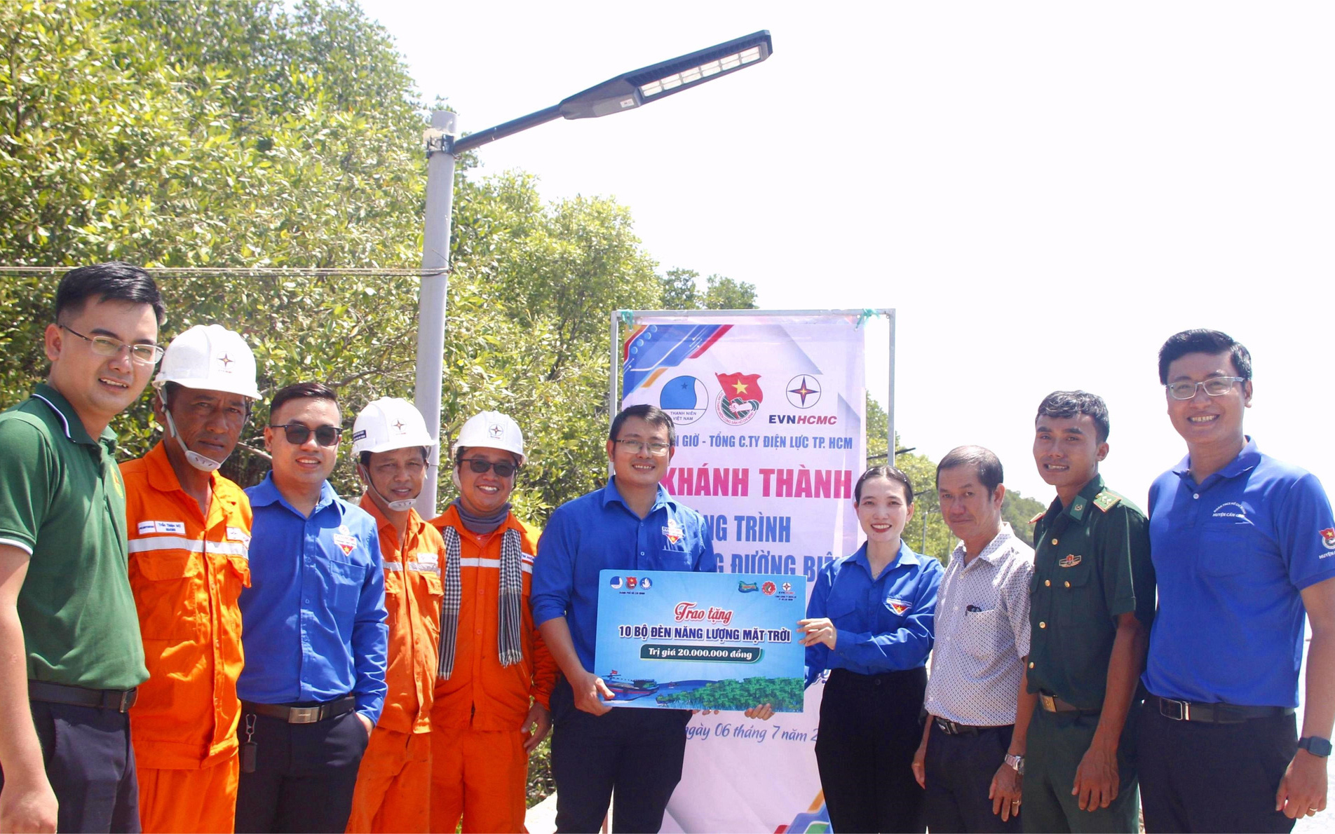 Mùa tình nguyện hè: Cùng chăm lo sức khỏe cộng đồng- Ảnh 4. Chiến sĩ tình nguyện góp sức cùng Thạnh An vươn mình