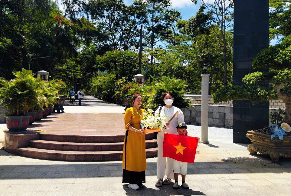 Du khách viếng nghĩa trang Hàng Dương, Côn Đảo bằng giỏ lễ "xanh" - Ảnh: UBND huyện Côn Đảo