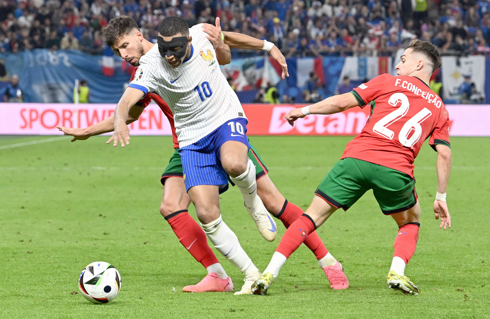 Mbappe ឯកោក្នុងការវាយប្រហាររបស់បារាំងនៅ Euro 2024 - រូបថត៖ REUTERS Mbappe cô đơn trên hàng công tuyển Pháp ở Euro 2024 - Ảnh: REUTERS