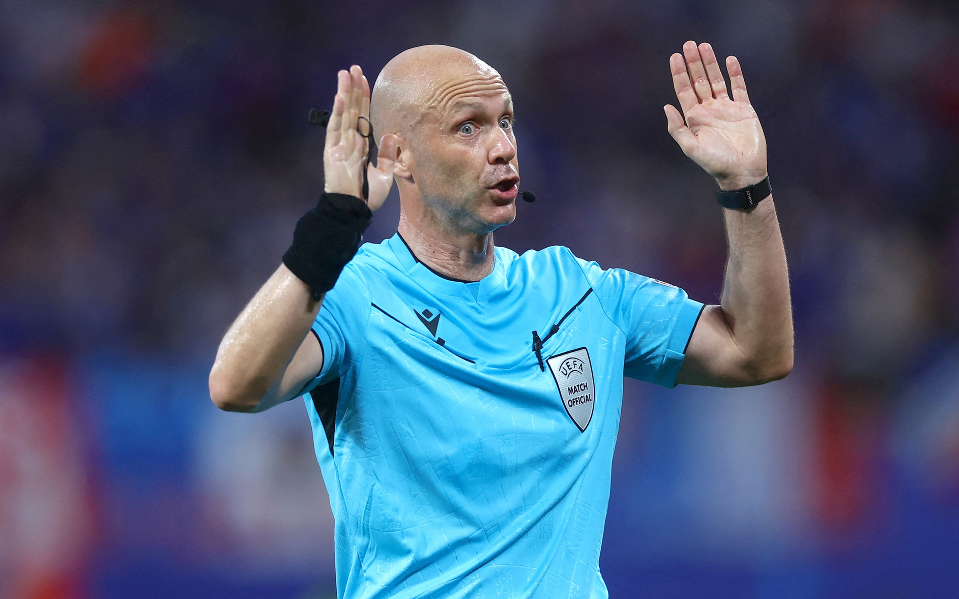 Lần đầu trọng tài nữ Việt Nam được đào tạo về VAR- Ảnh 4. Euro 2024 dậy sóng vì trọng tài Premier League