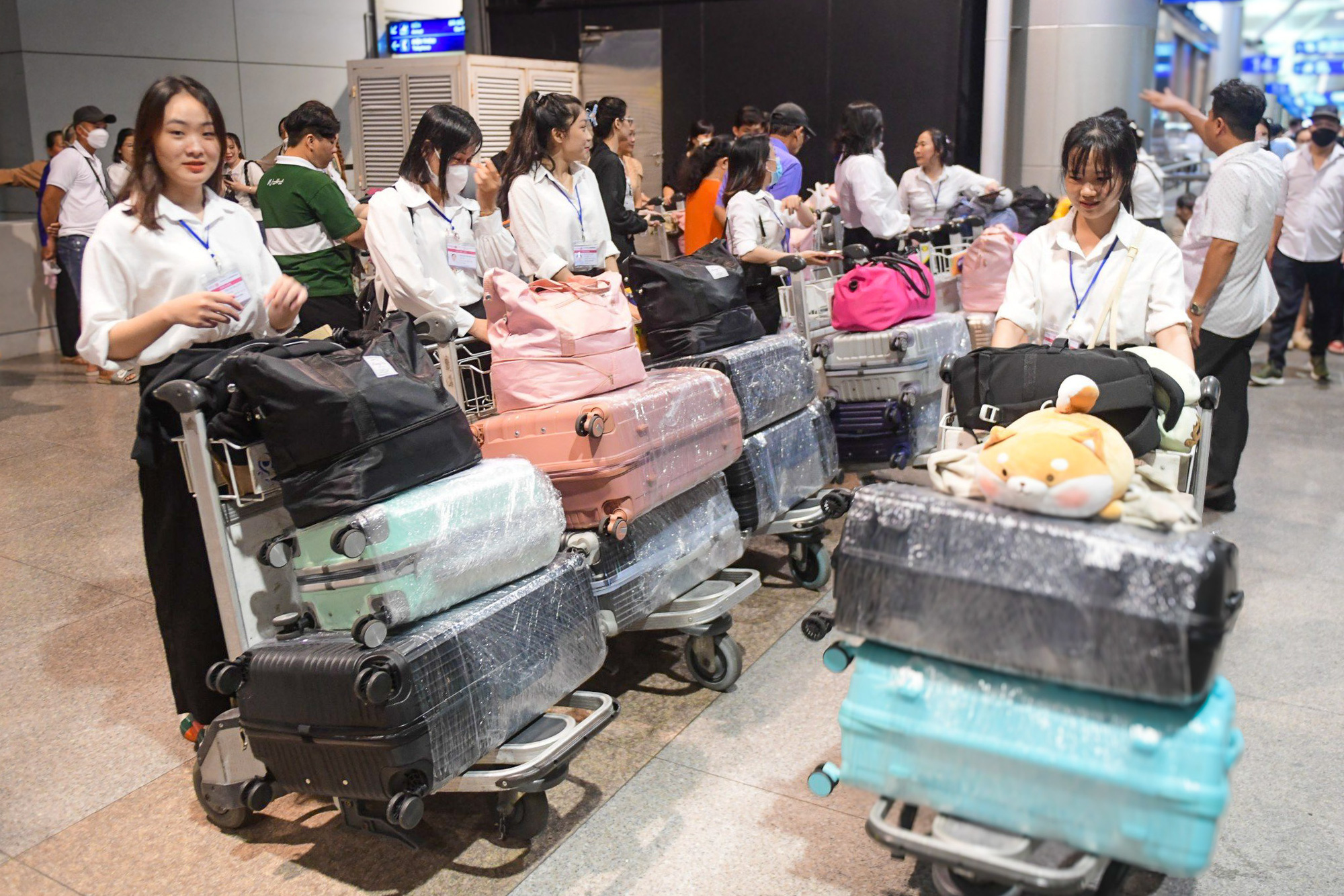 7 月 8 日朝のニュース: ベトナム人の 3 つの主要な雇用市場。貯蓄金利は急上昇する-写真1。 日本で働くために出国準備をする若者たち、ホーチミン市のタンソンニャット空港で撮影 - 写真: QUANG DINH