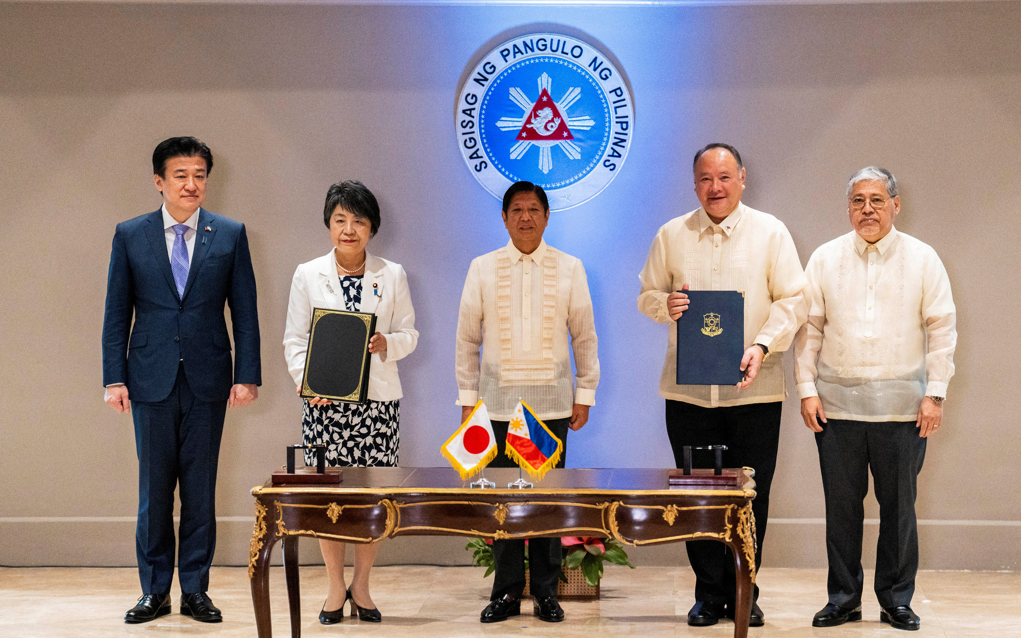 Philippines bác cáo buộc làm hại san hô ở Biển Đông, tố cáo ngược Trung Quốc- Ảnh 2. Philippines ký hiệp ước phòng thủ với Nhật