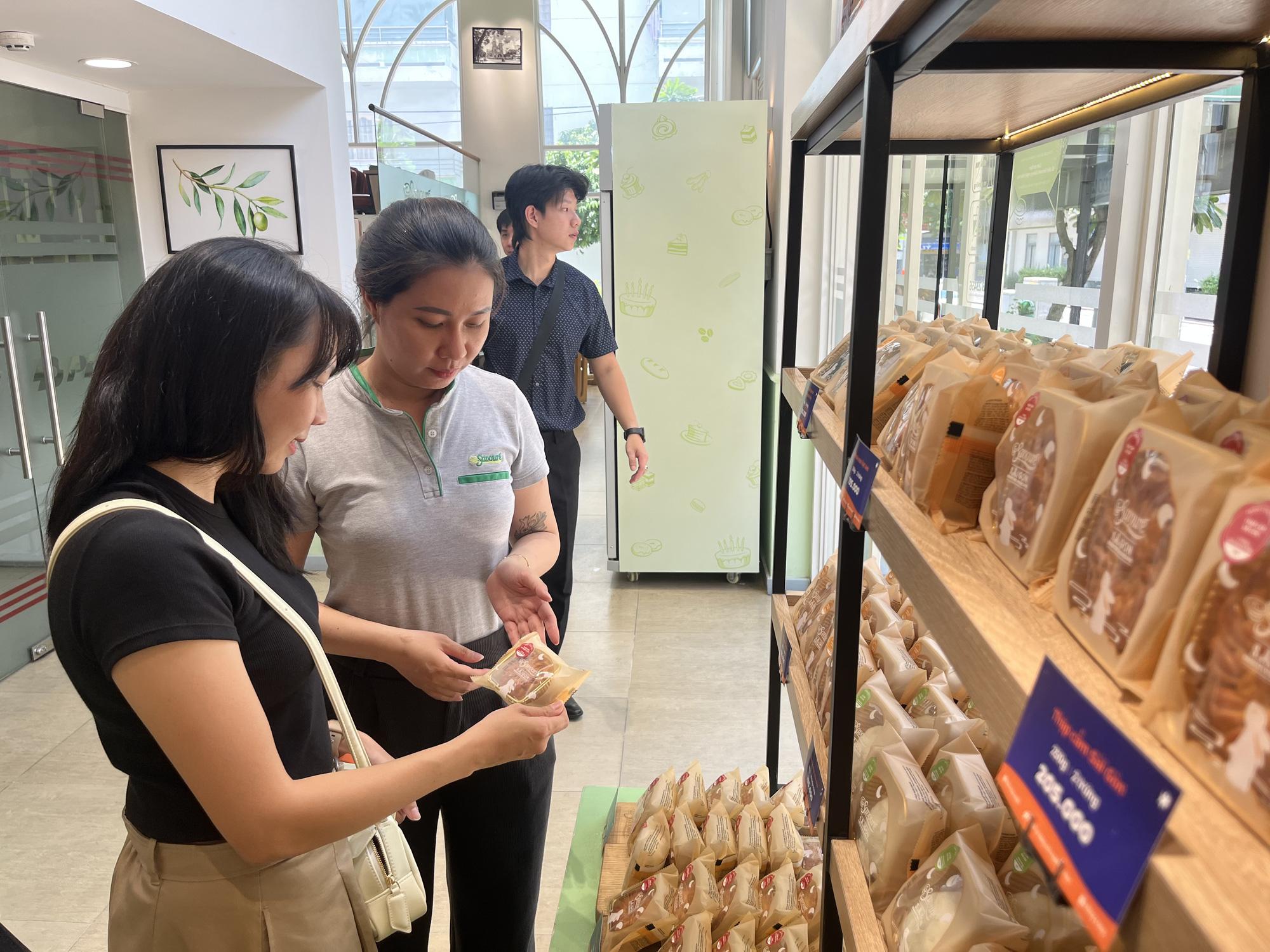 月餅は早くから店頭に並びます 