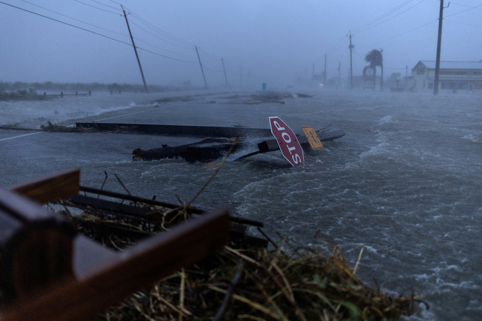 Một tuyến đường chính bị ngập do ảnh hưởng từ bão Beryl tại TP Surfside Beach, Texas ngày 8-7 - Ảnh: REUTERS