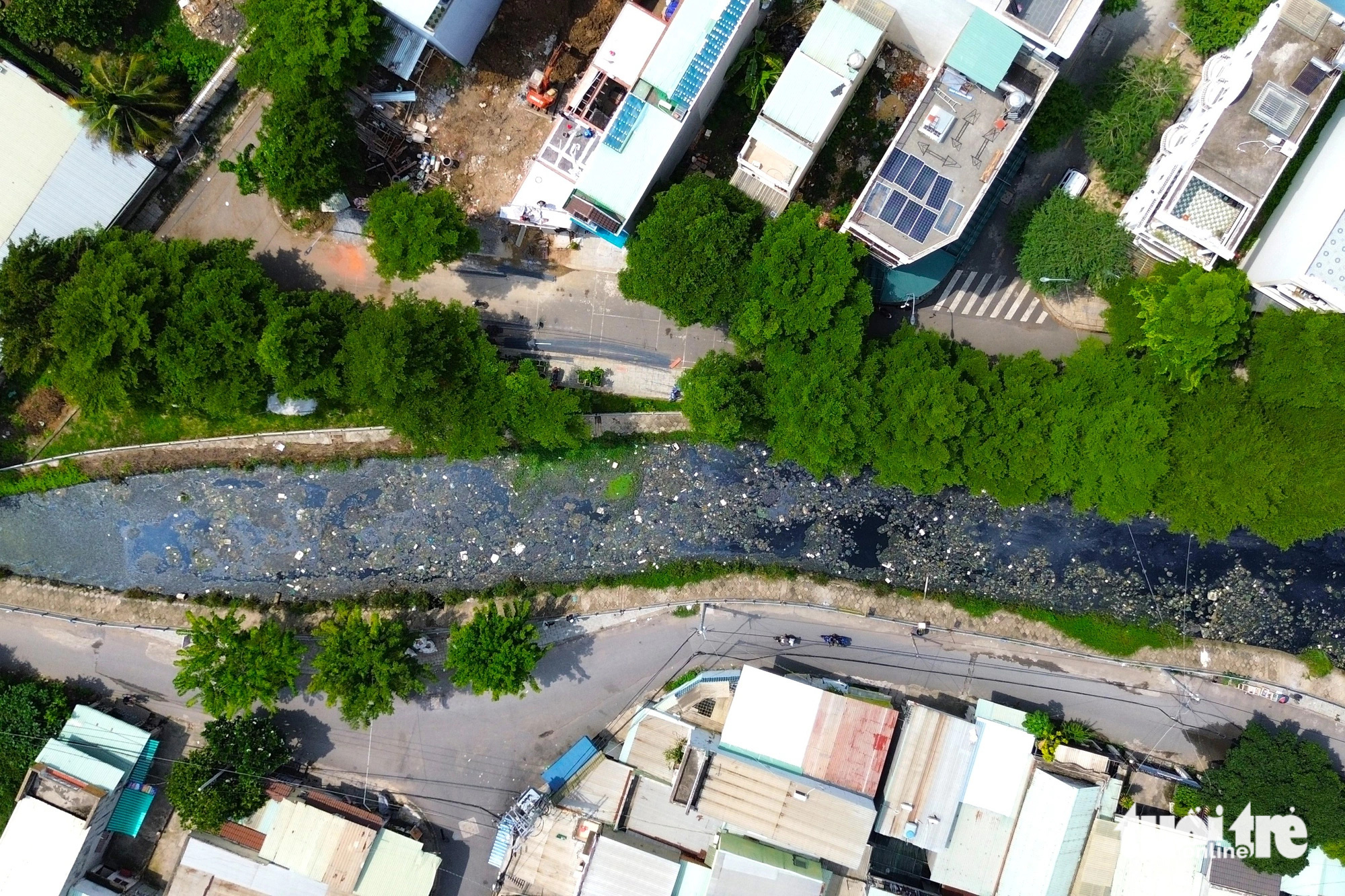 Rạch Võ Đông Nhì (quận 12, TP.HCM) có dòng chảy thẳng ra sông Vàm Thuật, hiện trạng con rạch này ngập ngụa trong rác thải sinh hoạt: thùng xốp, xác động vật chết thối, túi ni lông... - Ảnh: TIẾN QUỐC