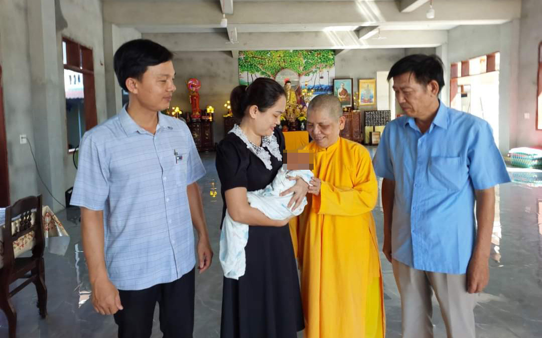 Hai bé trai bị bỏ rơi, có người muốn xin nuôi nhưng phải chờ tìm người nhà- Ảnh 2. Bé trai 5 ngày tuổi bị bỏ rơi trước tịnh xá