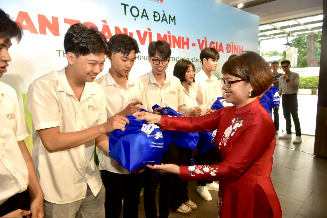 Bà Trần Ngọc Ánh, giám đốc ngoại vụ cấp cao của Heineken Việt Nam, trao quà tặng cho đội thi chiến thắng trong tập huấn "Lái xe an toàn: Vì mình - vì gia đình" chiều 9-7 - Ảnh: T.T.D