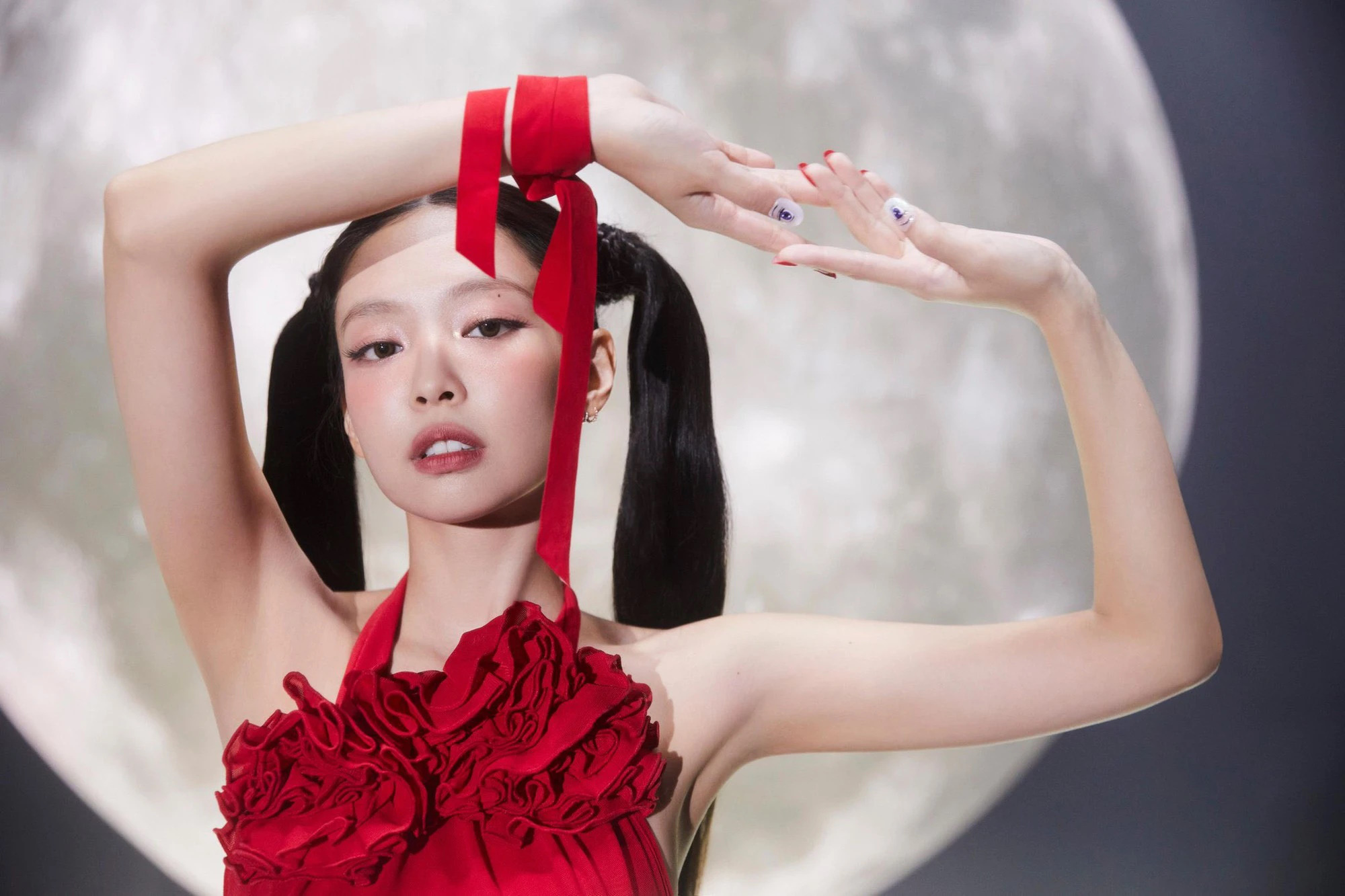 リサをめぐる論争の後、ジェニーは最近K-POPコミュニティを揺るがすBlackPinkの次のメンバーとなる - 写真: OA Entertainment