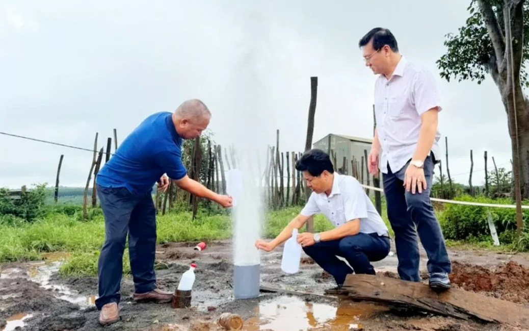 Lại có thêm giếng khoan phun ra cột khí cao tại Gia Lai - Ảnh 2.