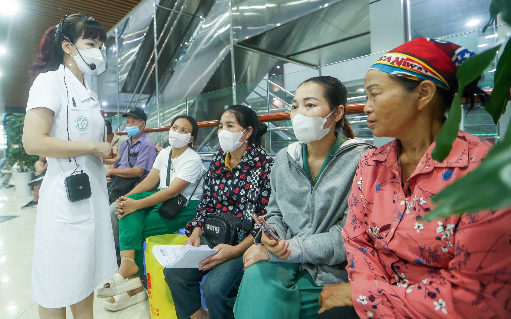 Bệnh viện phải khám ban đêm, lối ra nào giảm quá tải?- Ảnh 4. Ngày đầu Bệnh viện Bạch Mai khám đến 21h: Thuận lợi hơn cho người dân