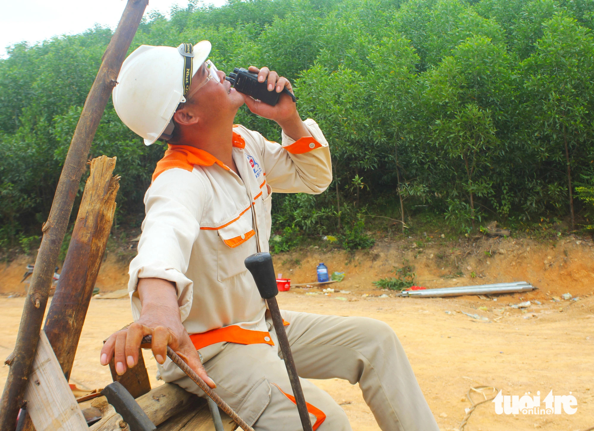 Ông Bùi Văn Quang phụ trách tổ thi công cột 175 - Ảnh: LÊ MINH