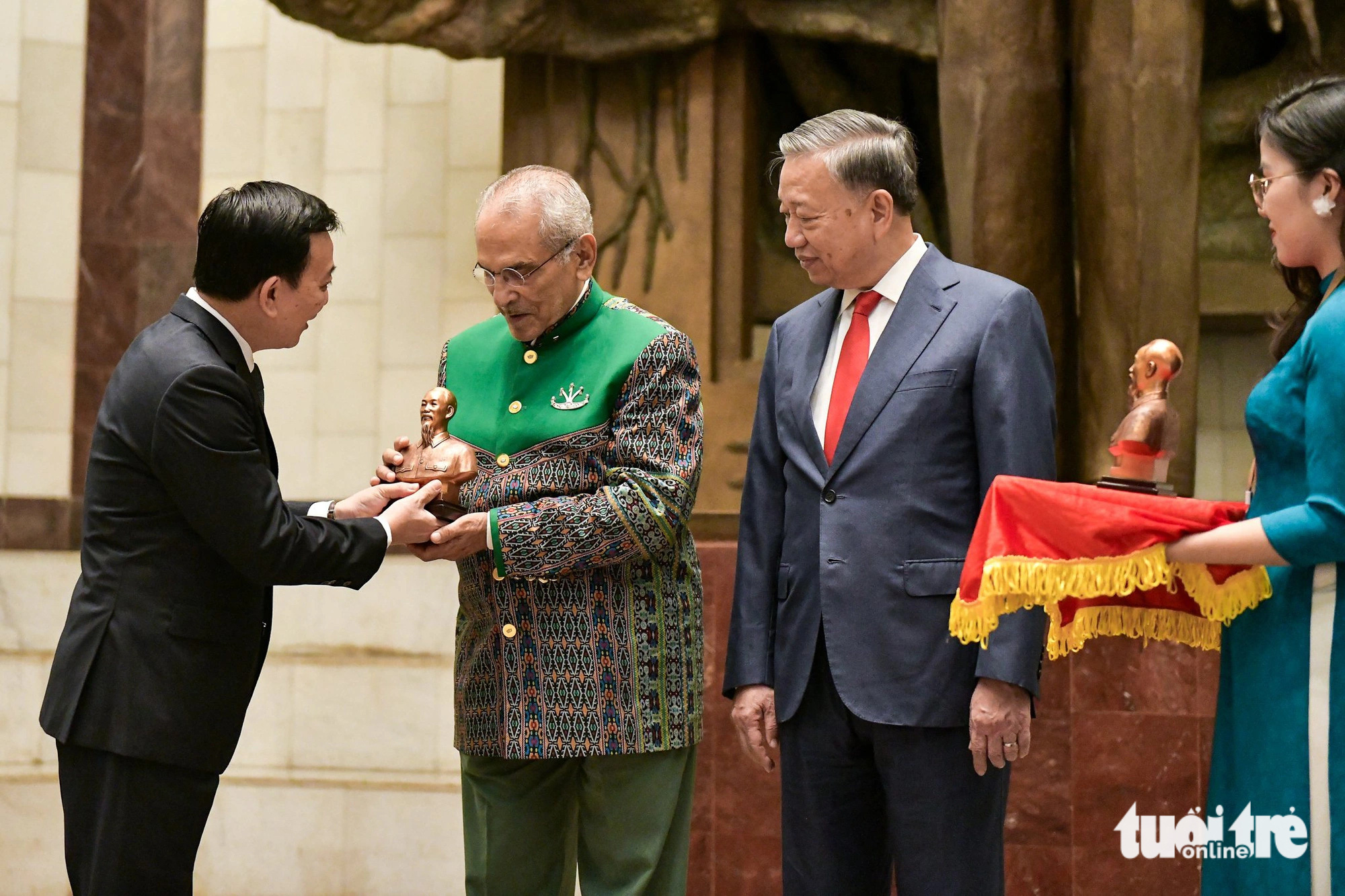 Tổng thống Timor-Leste José Ramos-Horta nhận bức tượng Chủ tịch Hồ Chí Minh - Ảnh: NAM TRẦN