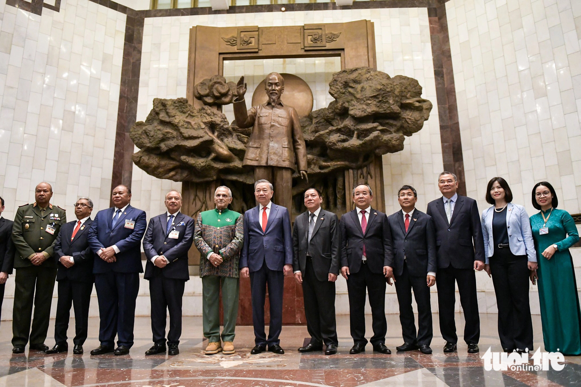 Chủ tịch Tô Lâm và Tổng thống Timor-Leste José Ramos-Horta cùng một số thành viên trong đoàn tại gian Mở đầu của Bảo tàng Hồ Chí Minh - Ảnh: NAM TRẦN