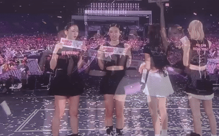 Tin tức giải trí 9-8: BlackPink đội nón lá, đeo khăn rằn; Anh trai say hi làm concert- Ảnh 2. Vì sao phim concert của Taylor Swift, BlackPink, BTS bùng nổ rạp chiếu?