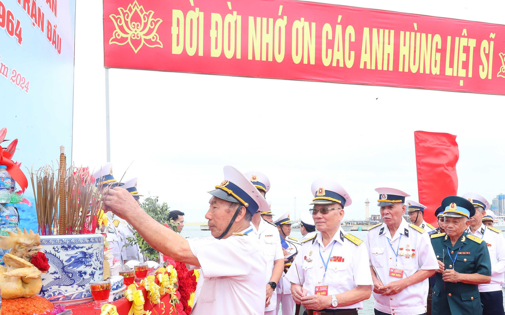 60 năm chiến thắng trận đầu: Bản hùng ca oanh liệt của Hải quân nhân dân Việt Nam- Ảnh 3. Tưởng niệm cán bộ, chiến sĩ hải quân hy sinh trong chiến thắng trận đầu 1964