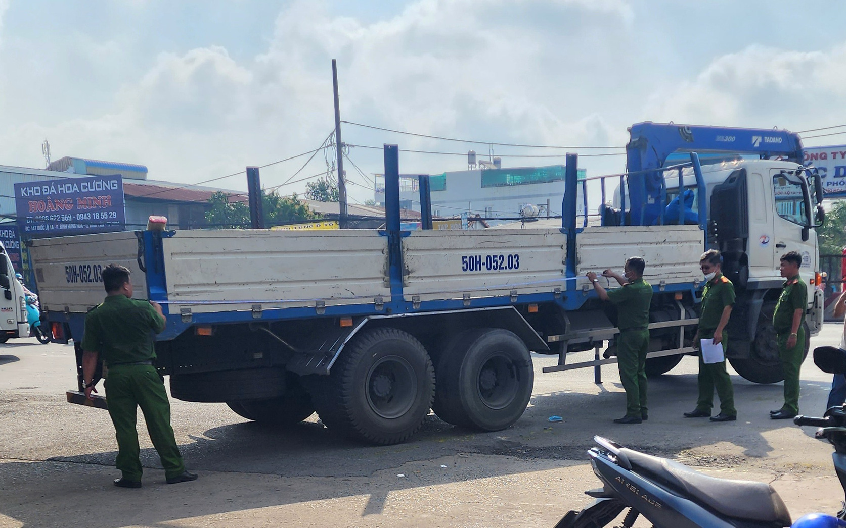 Khởi tố tài xế lái xe tải gây tai nạn liên hoàn khiến 1 người chết- Ảnh 2. Cụ bà bán vé số dạo tử vong sau tai nạn với xe tải cẩu