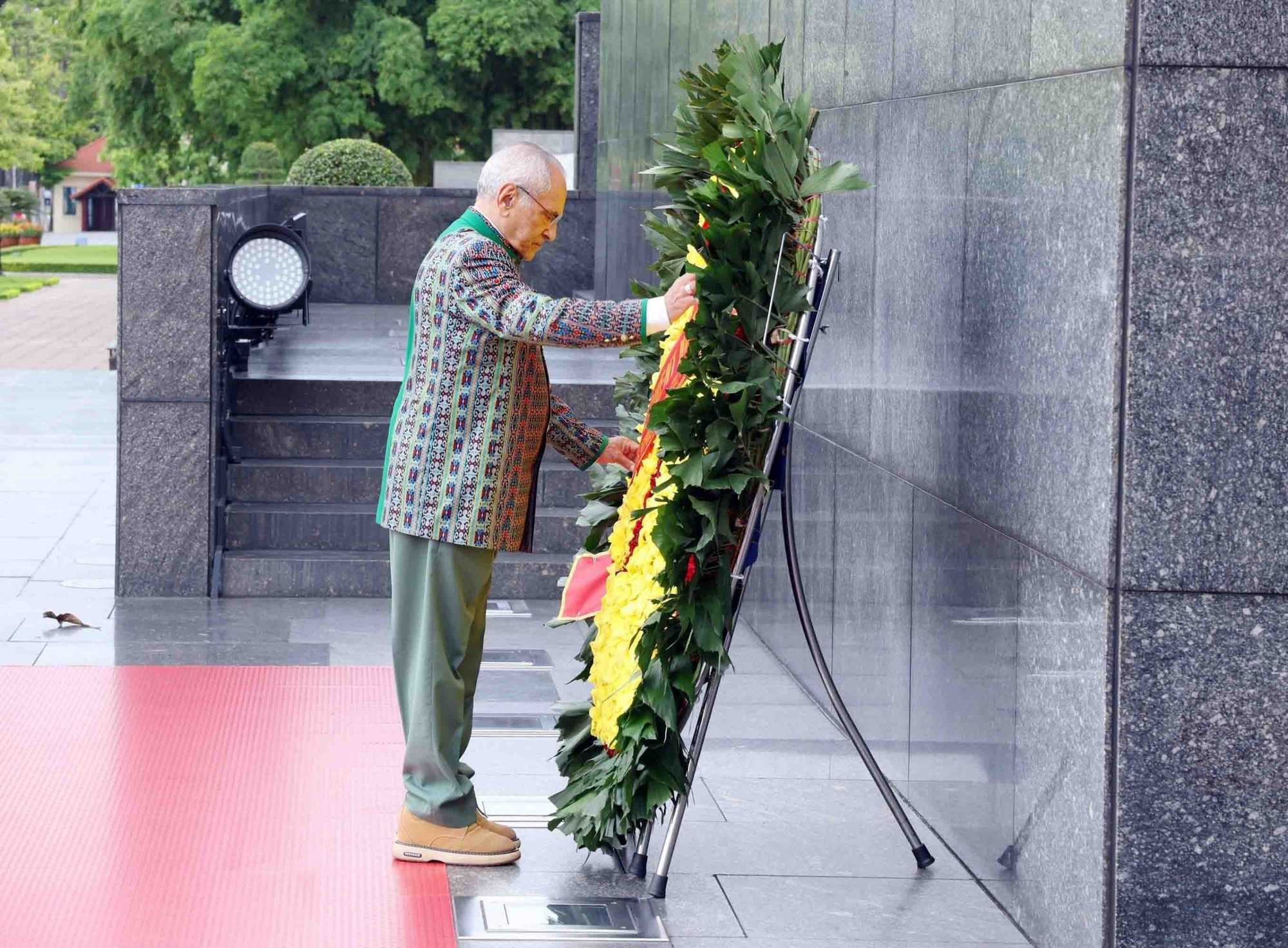 Tổng thống Timor-Leste José Ramos-Horta đặt vòng hoa và vào lăng viếng Chủ tịch Hồ Chí Minh sáng 1-8 - Ảnh: TTXVN