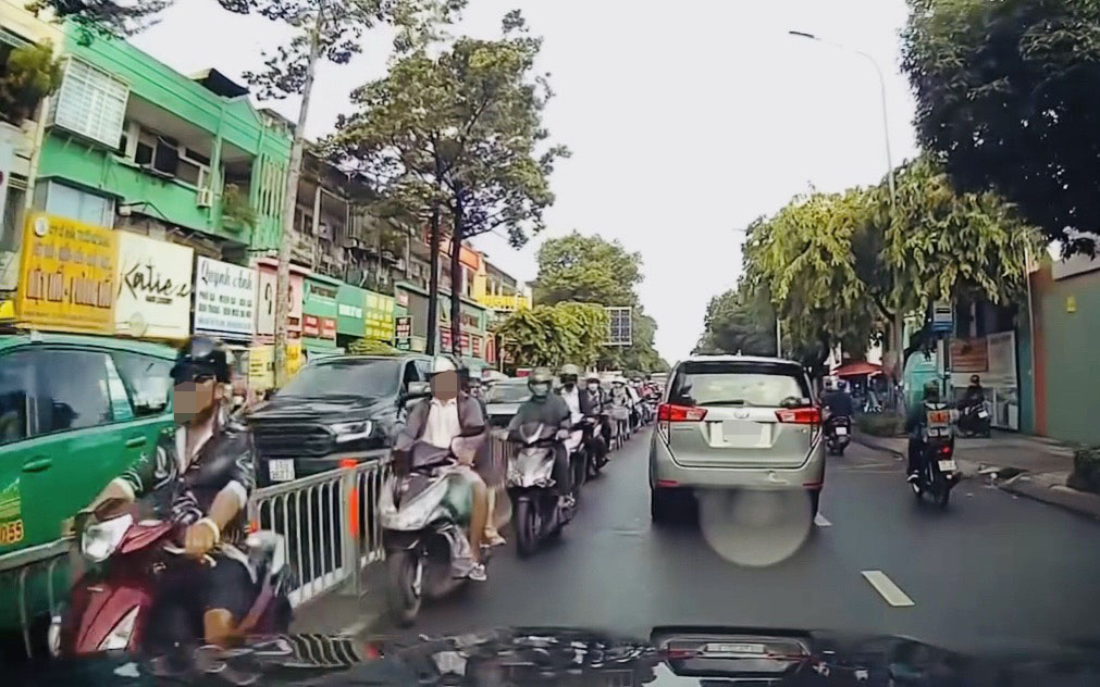 Đi ngược chiều, chen làn rẽ phải... 'khôn lỏi' trên đường - Ảnh 7.
