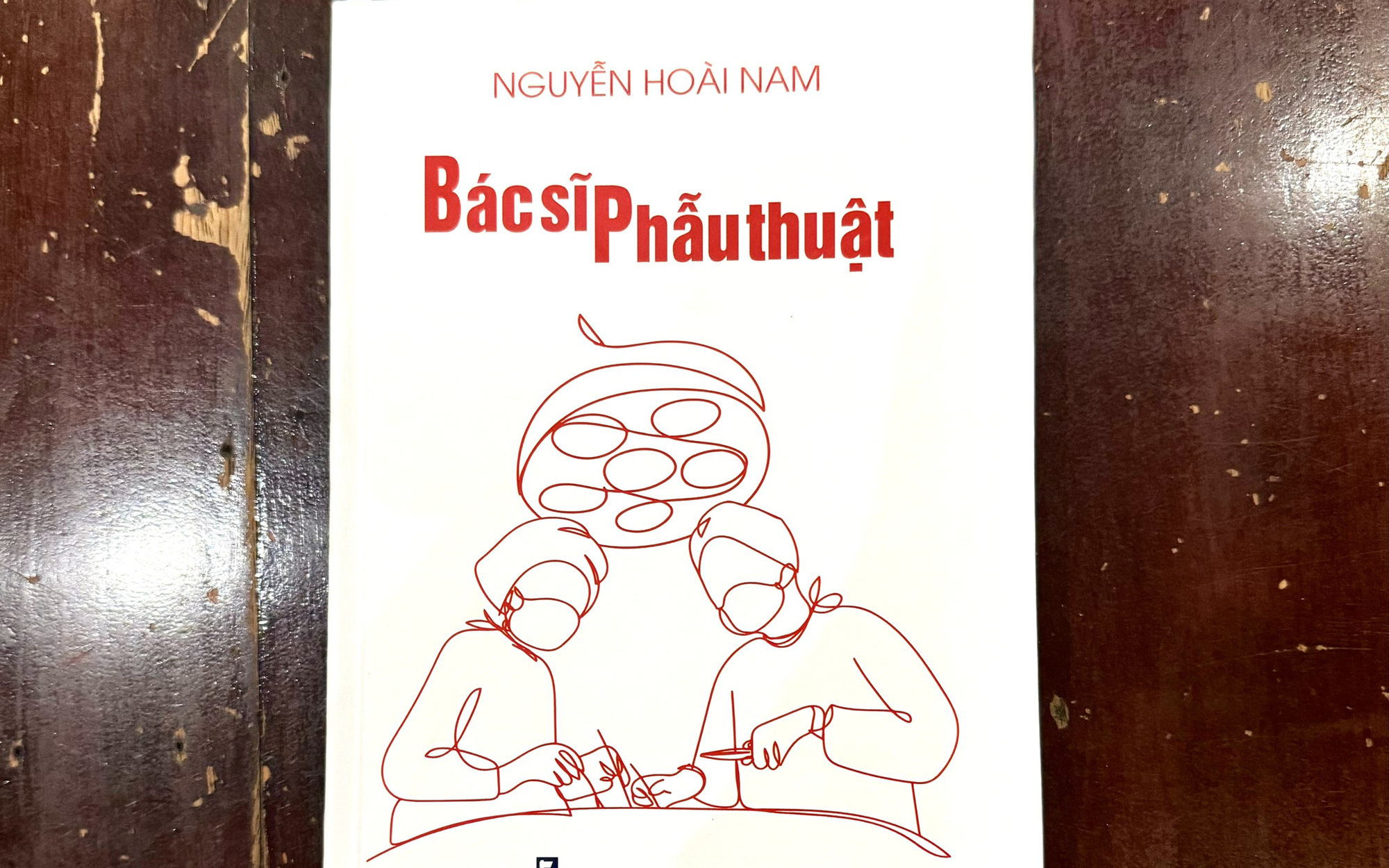 Nhiều buổi chiều và nhiều buổi tối: Những trang viết của tuổi trẻ xa lạ- Ảnh 2. Bác sĩ Nguyễn Hoài Nam kể chuyện buồn vui ngành y trong Bác sĩ phẫu thuật