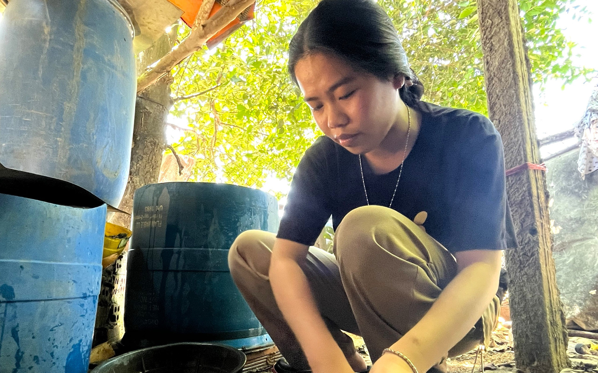 Nữ sinh không cha mẹ, một mình che chở cho em gái được tặng học bổng toàn khóa đại học- Ảnh 2. Không cha mẹ, cô bé nữ sinh thành 'cây cao bóng cả' của em mình