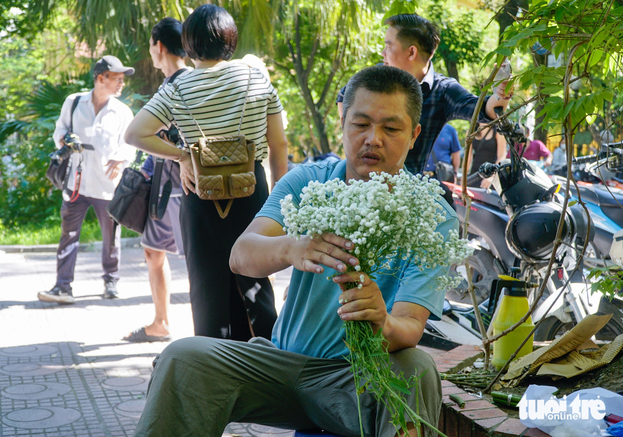 Chấp nắng nóng Hà Nội, các 'nàng thơ' nô nức đến đường Phan Đình Phùng đón thu- Ảnh 3.