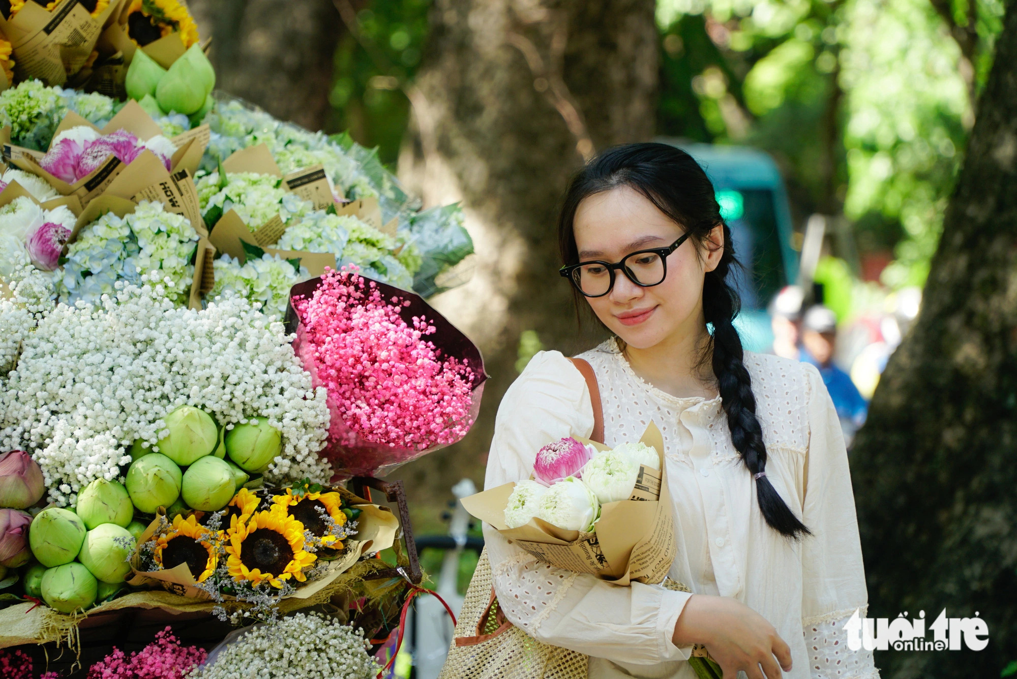 Các "nàng thơ" thường chọn trang phục nhẹ nhàng với tông màu trắng, hồng phấn để check-in thu Hà Nội - Ảnh: NGUYỄN HIỀN