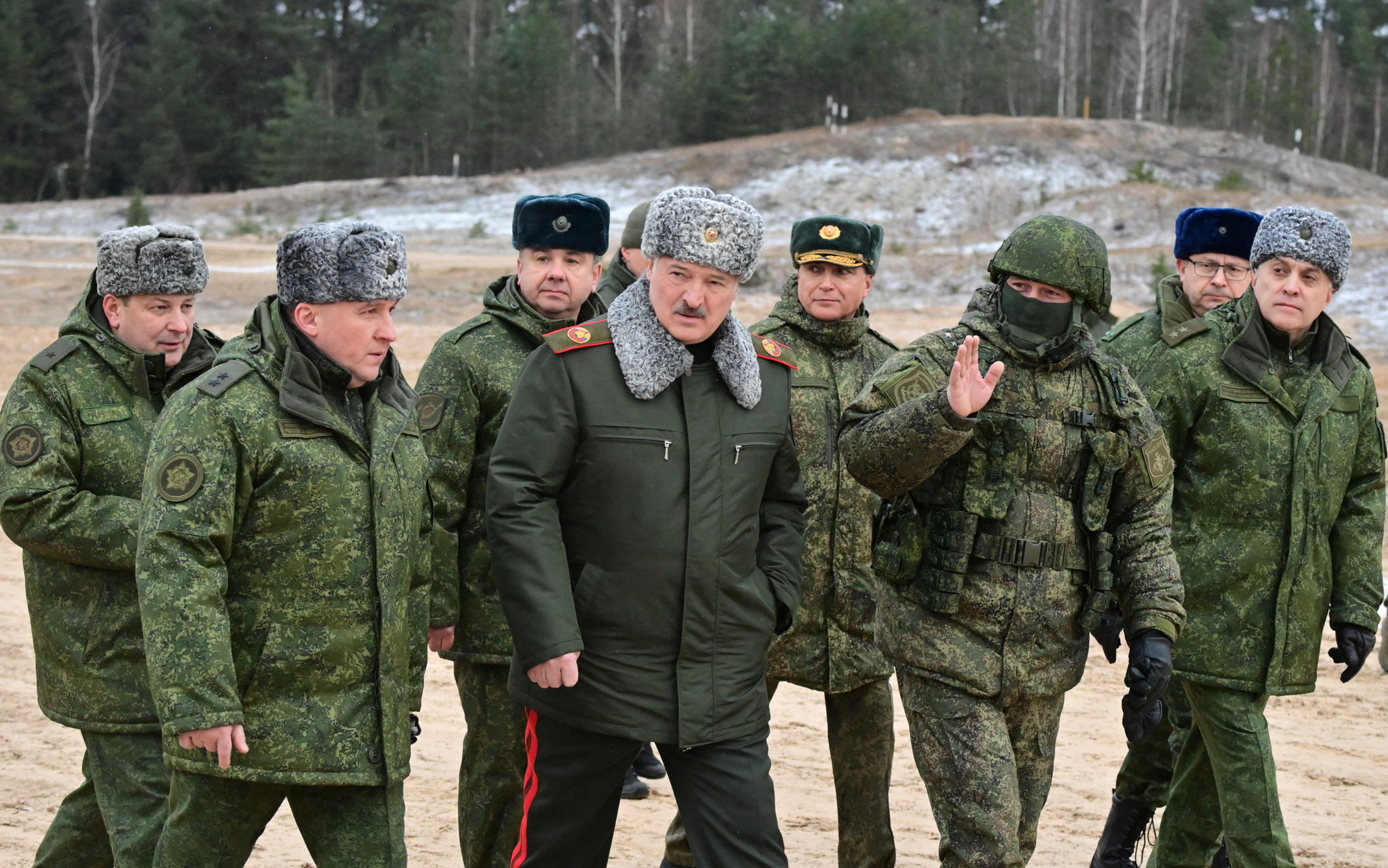 Nga bác bỏ thông tin trao trả Nhà máy điện hạt nhân Zaporizhzhia cho Ukraine- Ảnh 2. Belarus tăng quân ở biên giới với Ukraine, hạ nhiều drone xâm phạm không phận