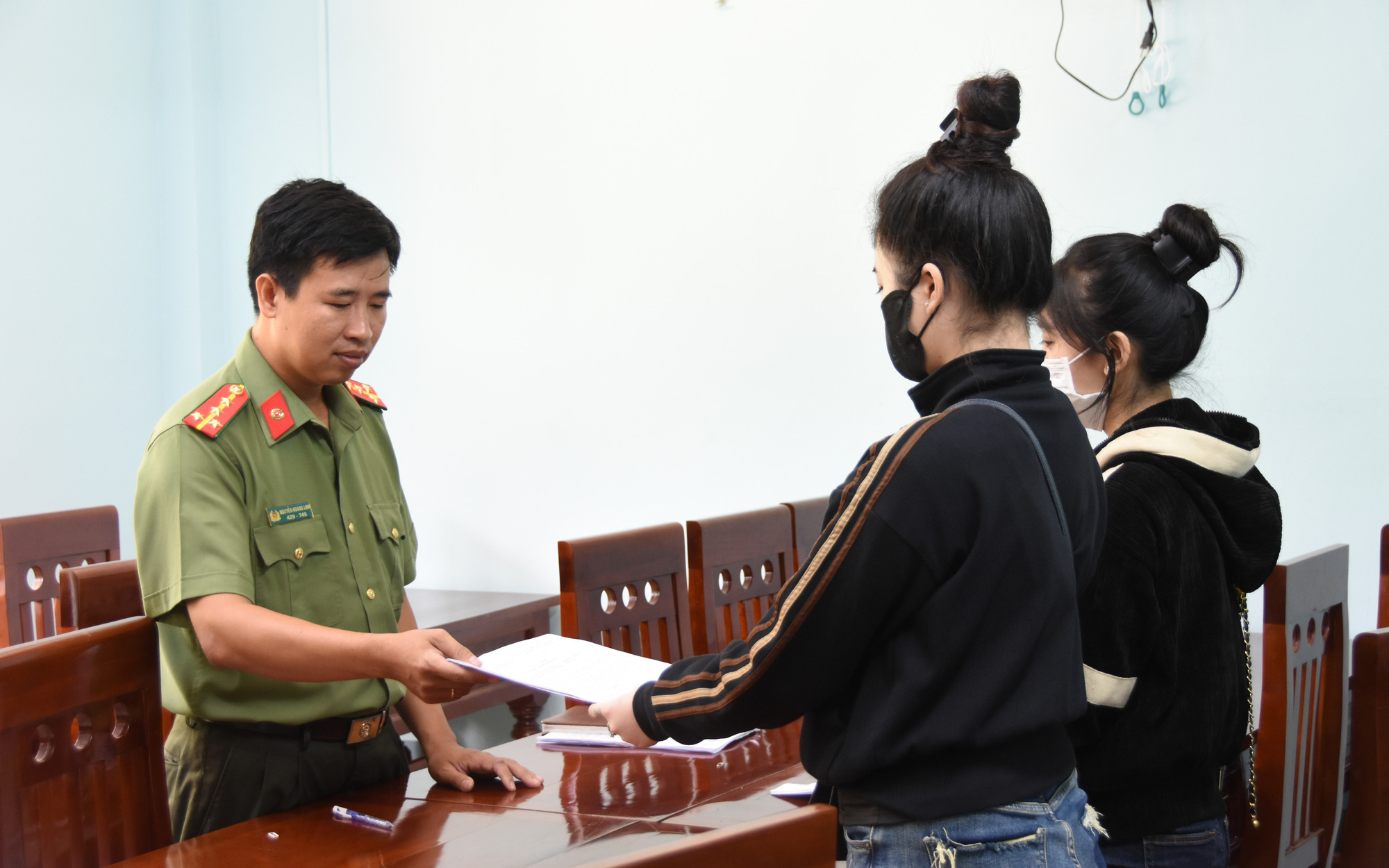 Bến Tre: Công an triệt phá đường dây đánh bạc quy mô hơn 1.800 tỉ đồng - Ảnh 3.
