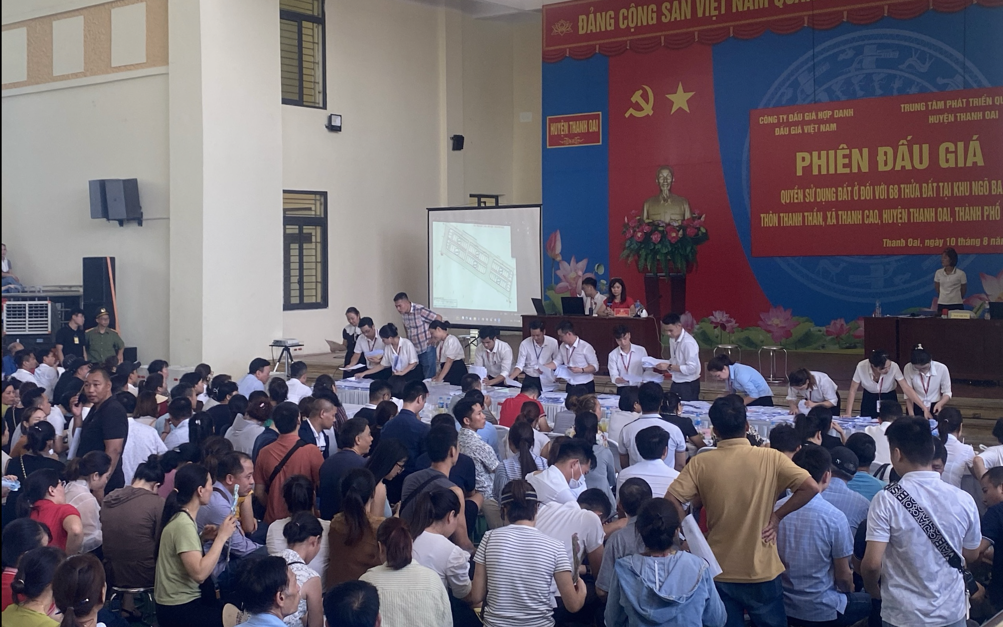 Giá nhà đất tăng hoặc giảm trên 20% trong 3 tháng, Nhà nước sẽ điều tiết- Ảnh 2. Đấu giá 68 thửa đất một thôn ngoại thành Hà Nội, thu về 404,6 tỉ đồng