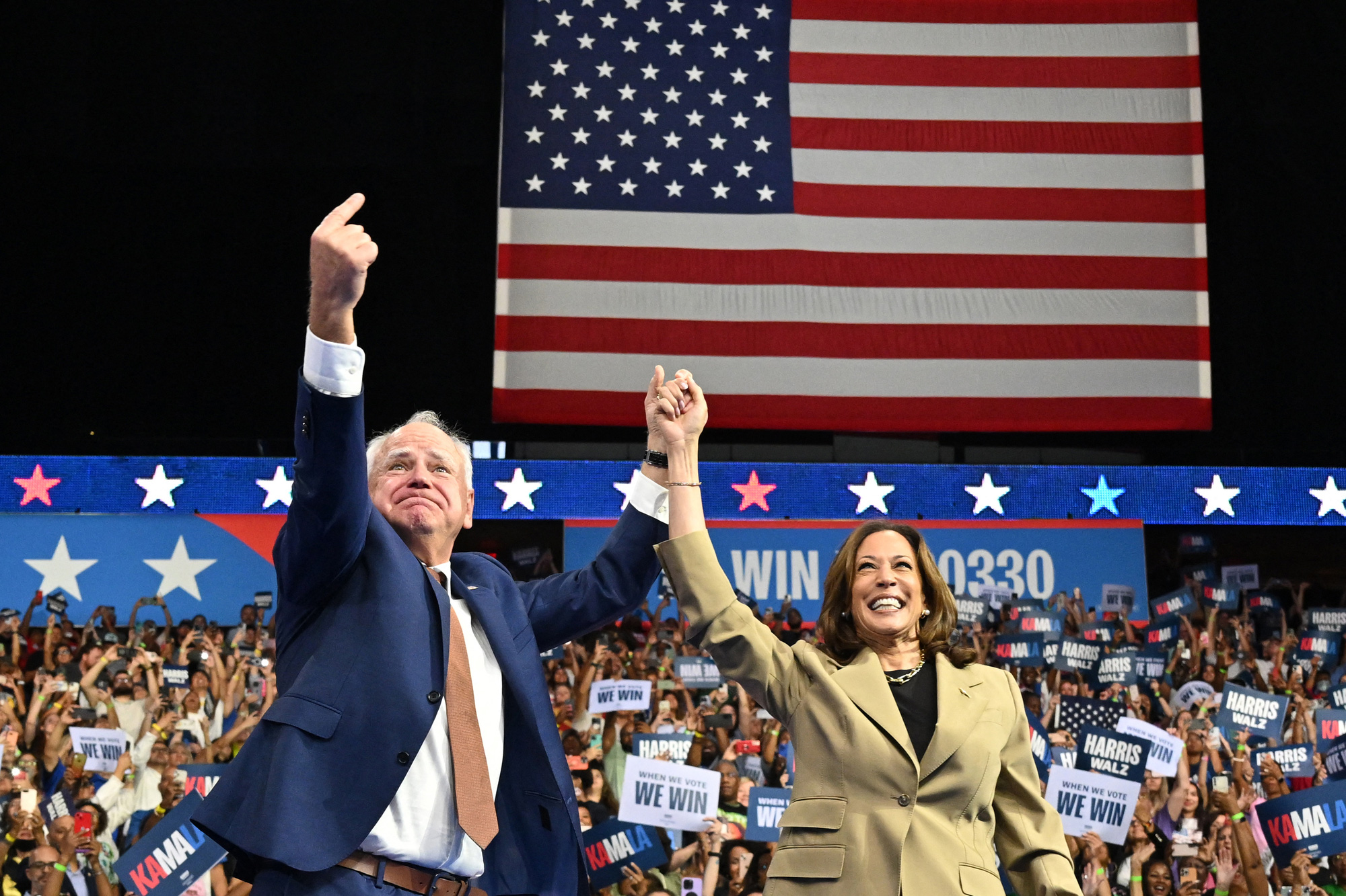 Phó tổng thống Mỹ Kamala Harris cùng phó tướng Tim Walz tại chiến dịch tranh cử ở Arizona ngày 9-8 - Ảnh: AFP