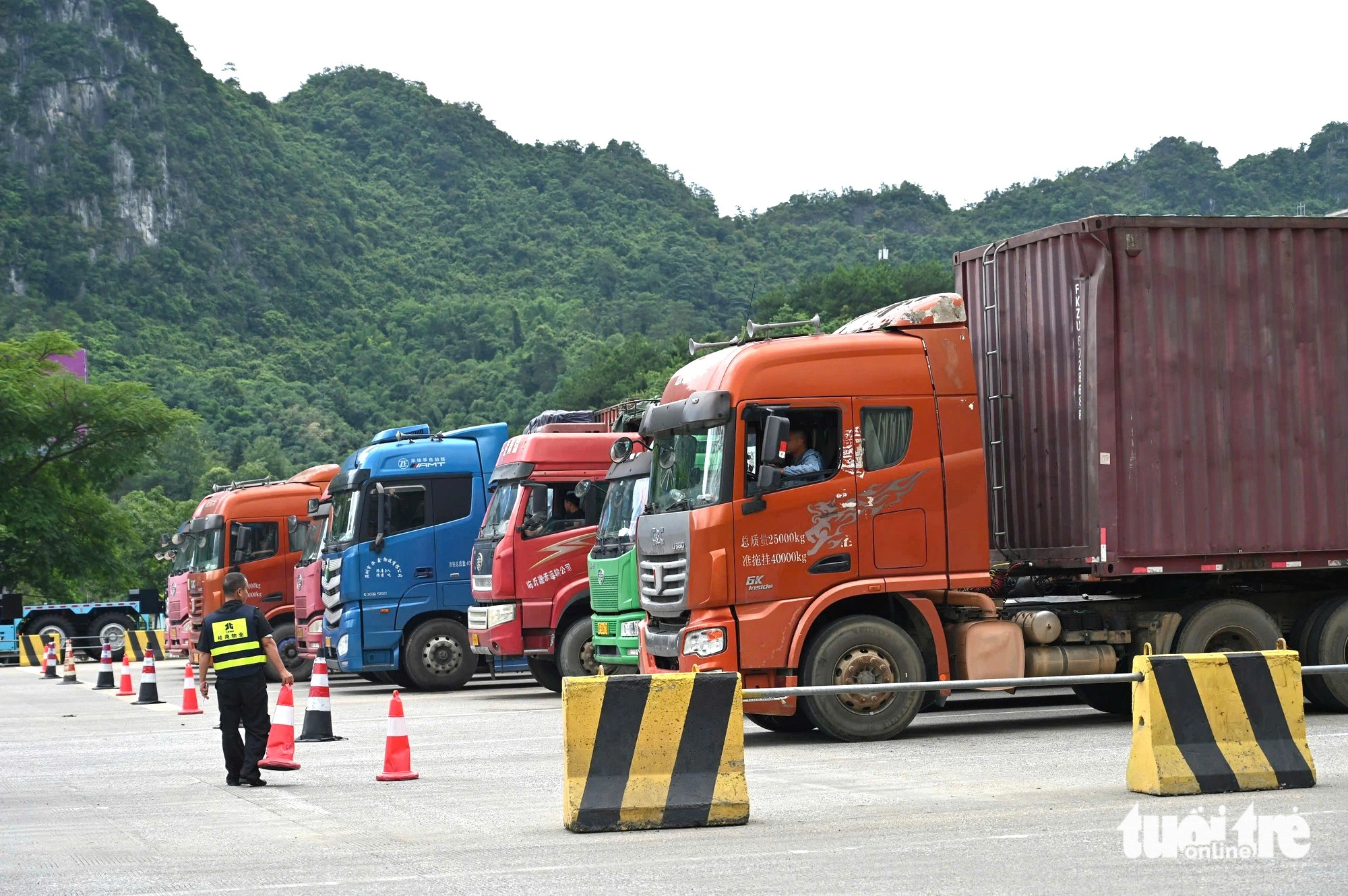 Container xếp hàng tại cửa khẩu Bằng Tường (giáp Lạng Sơn)