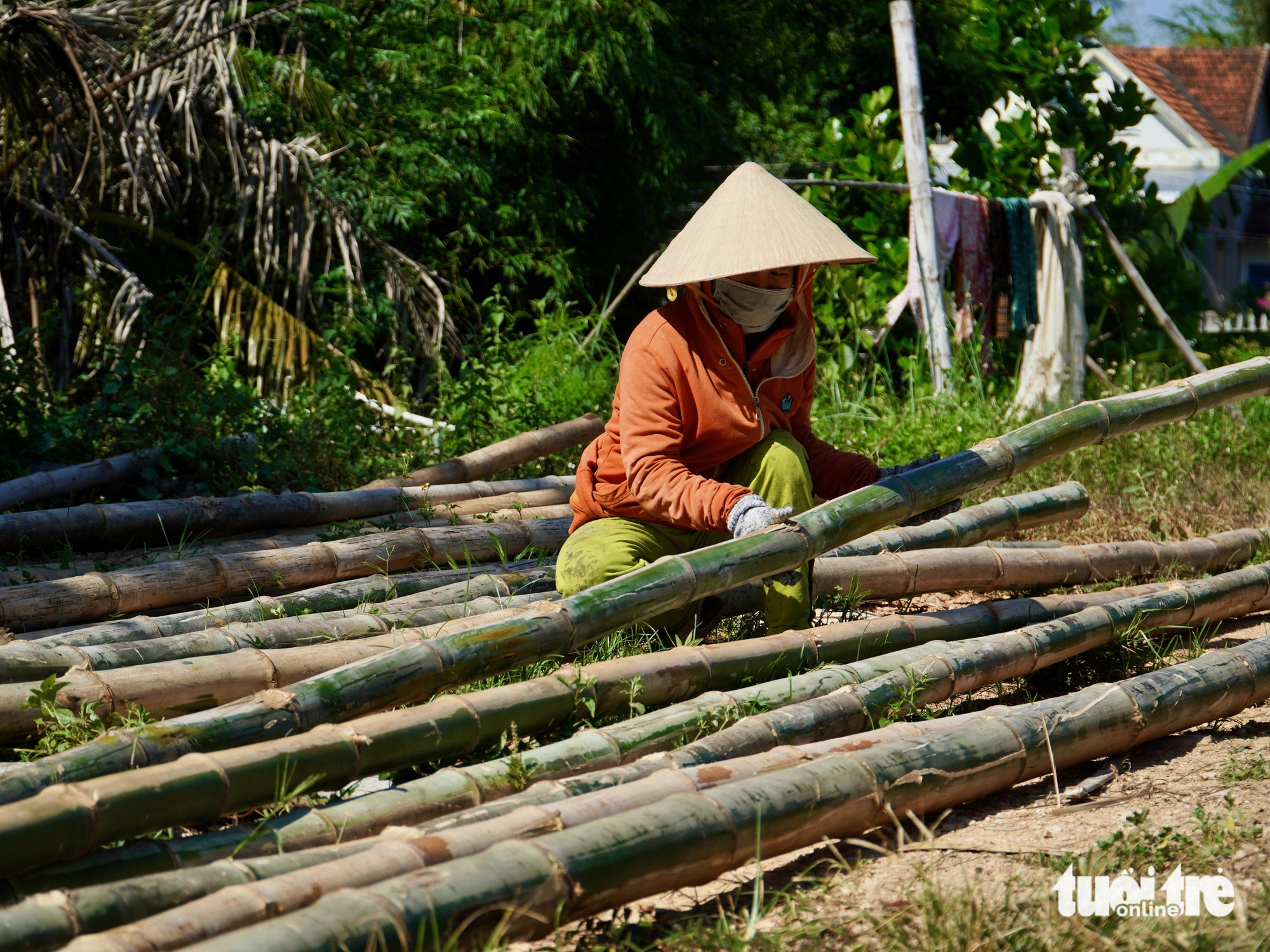 Làng nghề thúng chai với 'tuyệt chiêu' chống thấm bằng... phân bò- Ảnh 2.