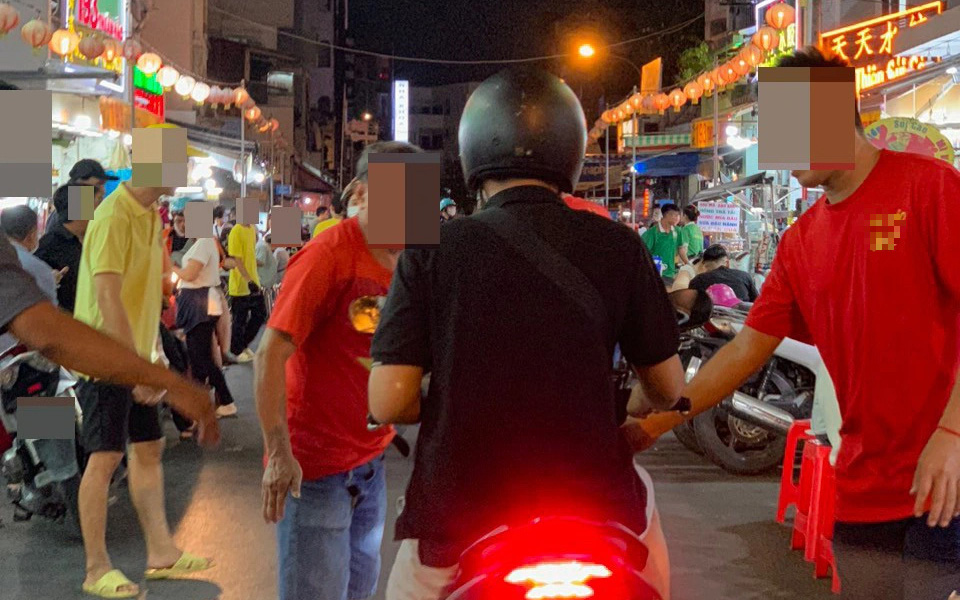 Tình trạng chèo kéo khách trên một số tuyến đường TP.HCM đã giảm- Ảnh 4. Tràn ra giữa đường chèo kéo khách không được, quay sang mắng chửi