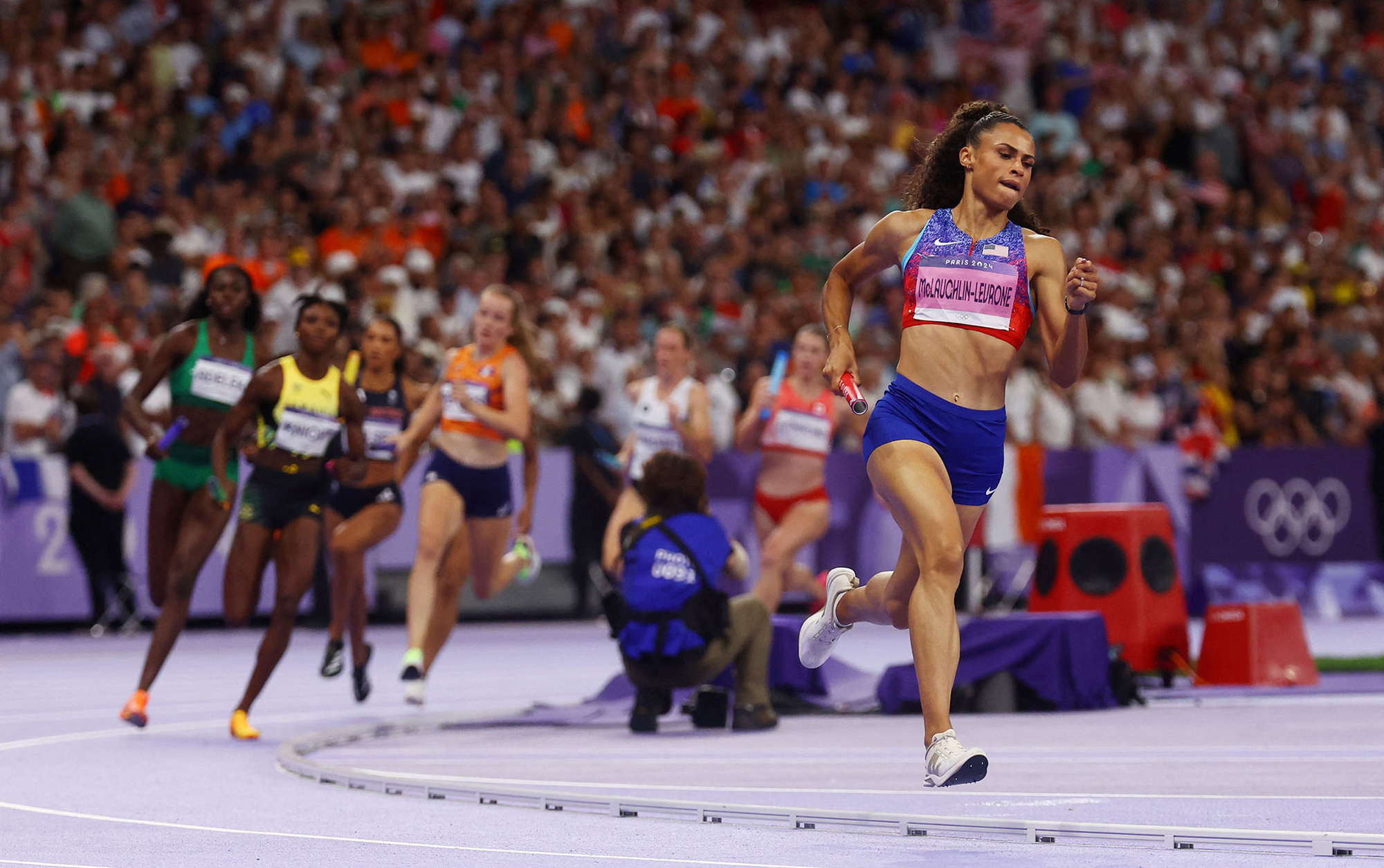 Sydney McLaughlin-Levrone (Mỹ) có màn bứt tốc đáng kinh ngạc ở nội dung 4x400m tiếp sức nữ tại Olympic 2024 - Ảnh: REUTERS