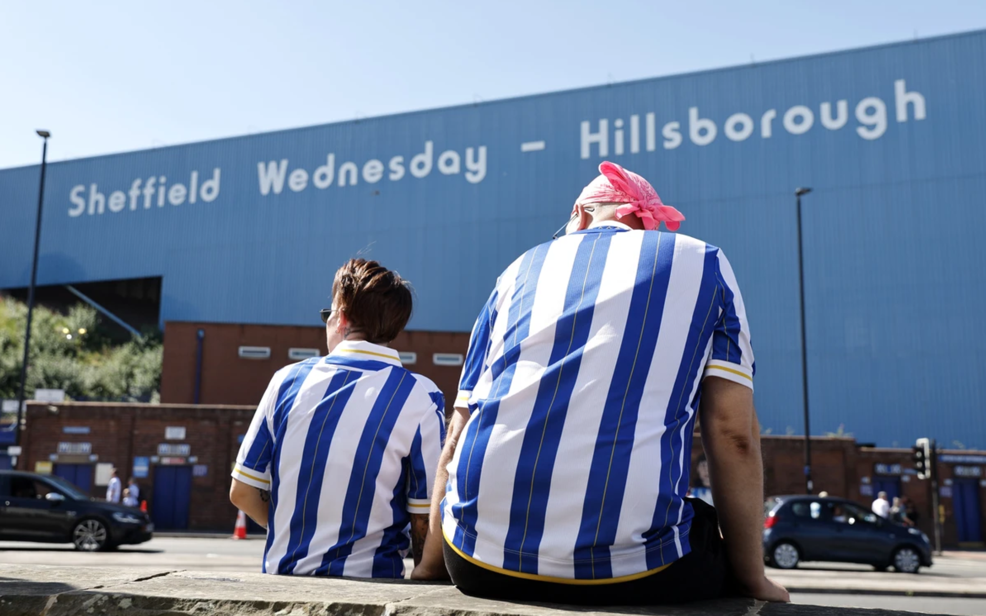 Ngoại hạng Anh thay đổi lớn về VAR ‘chiều lòng’ khán giả- Ảnh 5. CLB Sheffield Wednesday cấm cổ động viên mặc áo đấu hàng nhái đến sân