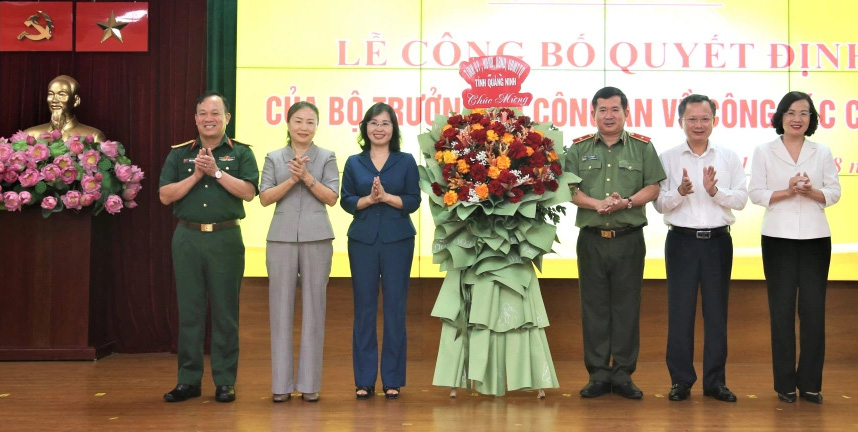 Lãnh đạo Tỉnh ủy, HĐND, UBND tỉnh Quảng Ninh tặng hoa chúc mừng thiếu tướng Đinh Văn Nơi, cục trưởng Cục An ninh chính trị nội bộ, Bộ Công an - Ảnh: Trung tâm truyền thông Quảng Ninh